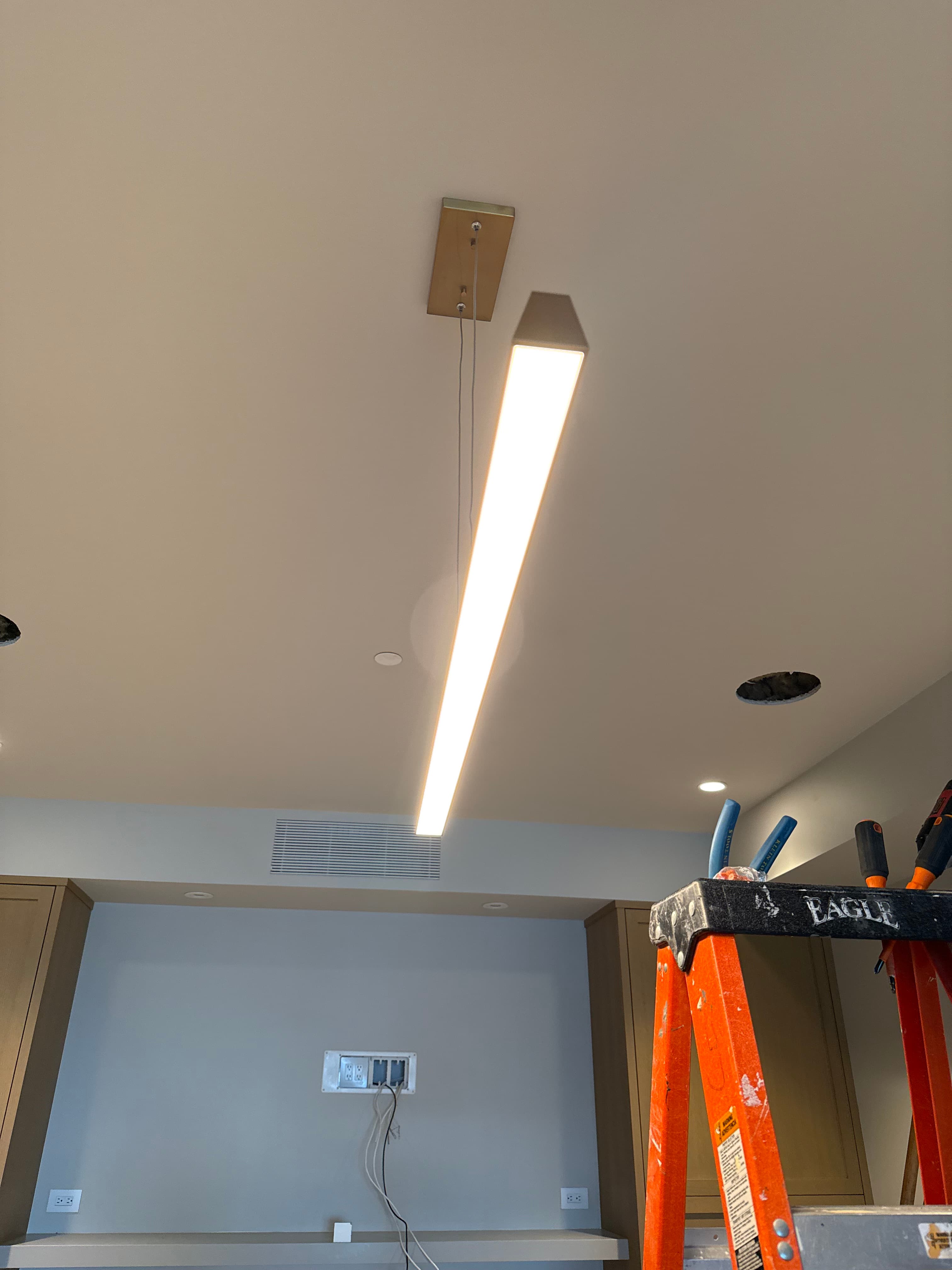 Illustrative linear light installation